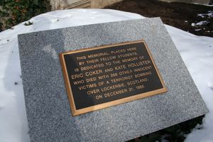 에릭 코커와 캐서린 홀리스터를 기리는 기념 명판, 로체스터 대학교 이스트만 쿼드랭글