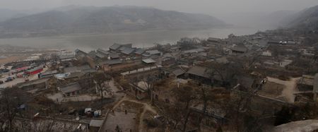 산시성의 황허를 따라 위치한 츠커우 마을