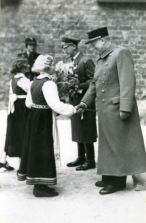 1942년 2월 1일, 분아드를 입은 두 소녀가 국가판무관 요제프 테어보벤과 총리 비드쿤 크비슬링에게 인사한다.