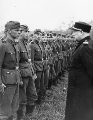 1942년 동부 전선에서 노르웨이 의용군과 함께 있는 크비슬링