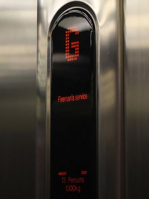 영국에서 소방관 서비스 모드로 운행되는 KONE Ecodisc 엘리베이터