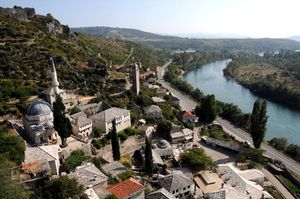 네레트바 강 하류를 바라보는 요새화된 포치텔