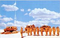 깃대를 설치한 후, 깃발에 경례하는 아르헨티나 병사(1965년)