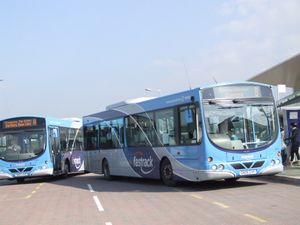 패스트랙 버스가 그린히스 기차역에 있다.