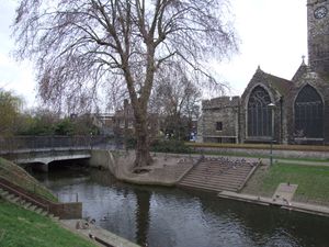 현재 다트퍼드 다리가 놓인 데런트 강의 여울과 홀리 트리니티 교회