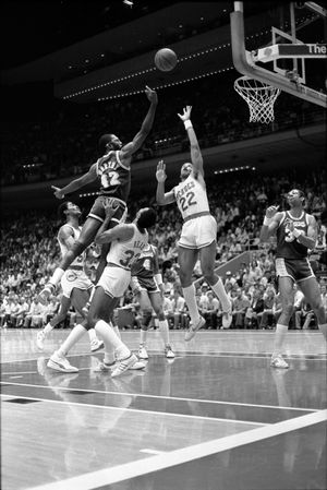 1986년 플레이오프에서 휴스턴 로키츠를 상대로 레이업을 시도하는 워디