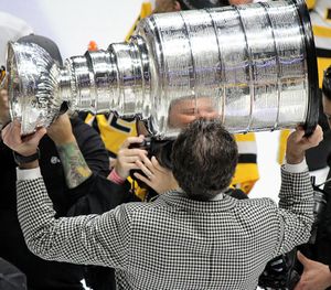 2017년 내슈빌에서 스탠리 컵을 들고 있는 르미외