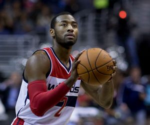 자유투를 시도하고 있다.