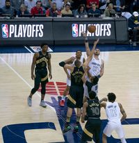 위저즈가 토론토와의 2018년 플레이오프 경기에서 흰색 "시티" 유니폼을 착용했다.