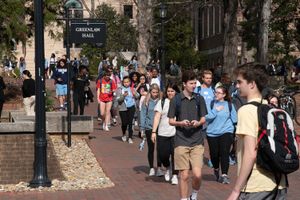 수업 사이에 캠퍼스를 걷는 학생들