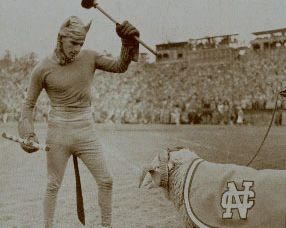 악마로 분장한 남자와 숫양이 서로 마주보고 있다.