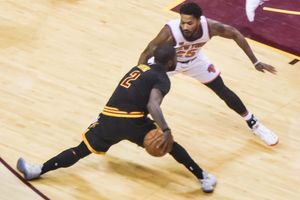 카이리 어빙을 수비하는 로즈(2016년)