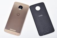 Moto Style Shell이 장착된 1세대 Moto Z