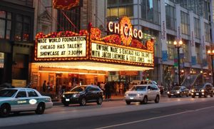 웨이드가 시카고 극장에서 열린 이 탤런트 서치에서 볼 수 있듯이 젊은이들의 재능 개발을 장려하는 데 적극적으로 참여하고 있다.