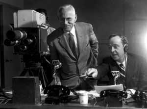 존 데일리와 퀸시 하우가 CBS에서 1952년 전당 대회를 중계하고 있다.