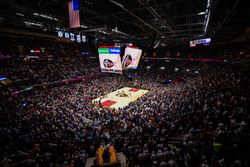 2017-18 시즌 개막전 당시 퀴큰 론스 아레나(현 로키 모기지 필드하우스)의 모습