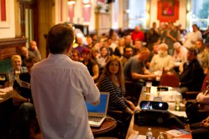 브라이언 디어가 리버풀의 스켑틱스 인 더 펍 모임에서 강연하고 있다.