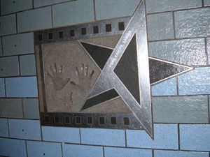 홍금보의 스타, 손도장, 그리고 스타의 거리에 있는 그의 자필 서명