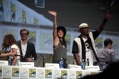 샌디에이고 코믹콘에서의 제작 발표회 (왼쪽부터 소피 쿡슨, 콜린 퍼스, 소피아 부텔라, 새뮤얼 L. 잭슨, 태런 에저턴)