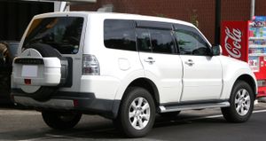 미쓰비시 파제로(전기형) 후측면