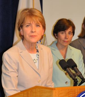 힐리(오른쪽)와 매사추세츠 법무장관 마사 코클리가 2010년 7월 8일 매사추세츠 대 미국 보건복지부 소송에 대한 기자 회견에서 결혼 보호법에 이의를 제기하는 모습