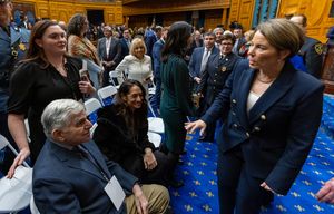 2024년 연두교서에서 전 주지사 마이클 듀카키스와 함께 연설하는 힐리