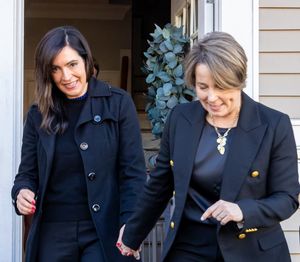 2023년, 파트너 조안나 리드게이트(왼쪽)와 함께 있는 힐리