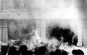 분노한 군중들이 타이베이시의 경찰서를 습격한 모습