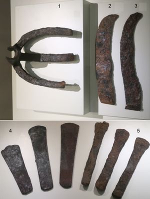 1세기 한국의 철기 도구: 갈퀴, 낫, 도끼. 낫의 발견은 재배 및 수확 방식의 변화를 추측하게 한다.