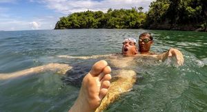 인명 구조 시뮬레이션. 희생자의 위치를 통제한 후 (희생자가 불안해할 때 가장 위험한 부분), 구조자는 뒤에서 끌어당긴다. 구조를 더 쉽게 하기 위해 부유물을 휴대하는 것이 권장된다.