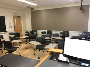 흰색, 회색, 노란색, 검은색이 주를 이루는 버지니아 대학교의 뉴 캐벌 홀 교실