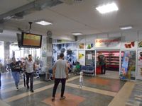 유즈노사할린스크 공항(2대) 터미널 빌딩 로비 매점 부근 (2016년 6월 29일)