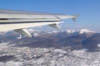 유즈노사할린스크 상공을 비행중인 S7 항공 에어버스 A320-214기 내에서의 전망