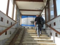 도요하라역 개찰구 홈 (남쪽으로 이전한 현 유즈노사할린스크역(3대) 개찰구에서도 계속 사용) 및 각 홈(동)을 잇는 지하 터널 통로 출입구 계단 부근 (2016년 6월 22일)