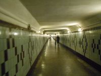 도요하라역 개찰구 홈 (남쪽으로 이전한 현 유즈노사할린스크역(3대) 개찰구에서도 계속 사용) 및 각 홈(동)을 잇는 지하 터널 통로 내부 (2016년 6월 22일)