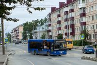 캄사몰리스카야 거리를 주행 중인 유즈노사할린스크 시영 버스(MAZ(МАЗ)-206, 2022년 8월)