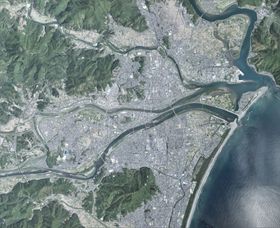 노베오카시 중심부 주변의 항공 사진.2018년 4월 28일 촬영한 56장을 합성하여 제작. 국토교통성 국토지리원 [https://mapps.gsi.go.jp/ 지도·항공 사진 열람 서비스]의 항공 사진을 기반으로 제작.