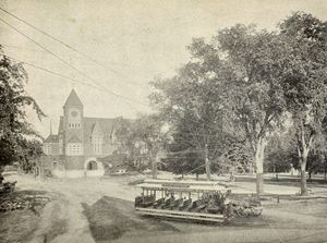 애머스트 앤 선덜랜드 가도철도의 노면 전차가 타운 홀 앞에서 애머스트 센터를 지나가고 있다.