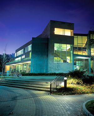 칼 앤 루스 샤피로 캠퍼스 센터 (2002년, Charles Rose Architects)