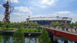 지붕과 조명 설치 전, 리모델링 중인 올림픽 스타디움