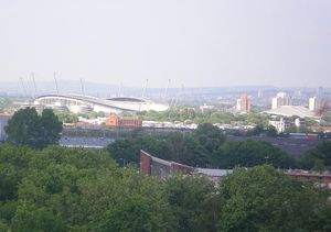 SportCity와 시티 오브 맨체스터 스타디움(왼쪽) 및 맨체스터 벨로드롬(오른쪽)