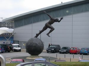 스포츠시티에 있는 콜린 스포포스의 거대한 청동 조각상 러너