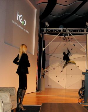 휴 허가 휴먼 2.0 심포지움(2007)에서 양 다리 절단자인 에이미 멀린스가 지켜보는 가운데 MIT 미디어랩에 있는 벽을 오르고 있다