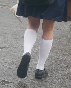 무릎 높이의 흰색 양말. 종종 교복이나 패션의 일부로 착용한다.