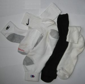 스포츠 양말로 불리는 일반적인 양말, 흰색 로우 크루 삭스가 많다