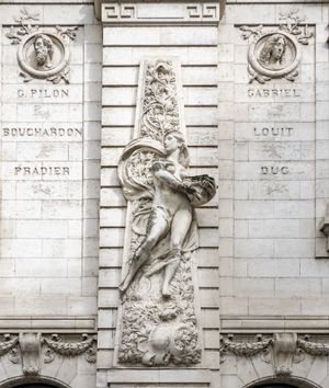 에콜 데 보자르}} 외부 조각품