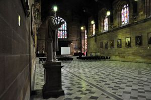 대강당, 창립자 윌리엄 찰스 웬트워스의 동상이 앞에 있다