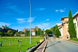 피직스 로드를 따라 있는 운동장