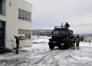 2011년 시뮬레이션된 대치 상황에서 용의자를 체포하려는 워싱턴 주 경찰 SWAT