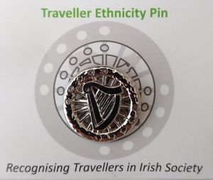 트래블러 에스니시티 핀(Traveller Ethnicity pin)은 2017년 3월 1일 아일랜드 정부가 아일랜드 사회에서 트래블러를 별개의 민족 집단으로 공식 인정하는 것을 기념하기 위해 만들어졌다.